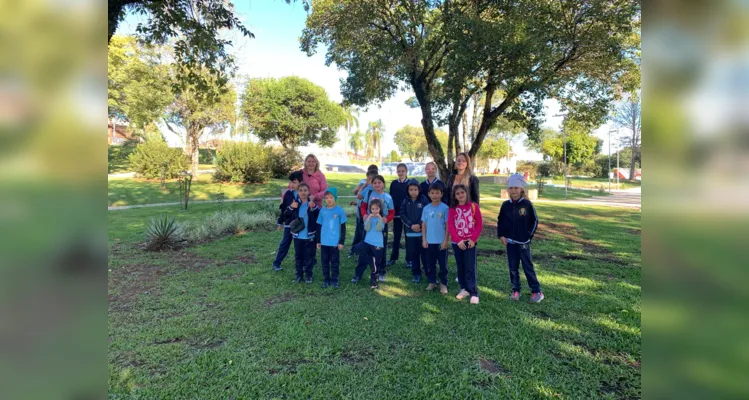 A ida até a praça local em homenagem à figura de Tiradentes finalizou as atividades da turma, com direito a um piquenique realizado no local.