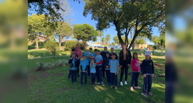 A ida até a praça local em homenagem à figura de Tiradentes finalizou as atividades da turma, com direito a um piquenique realizado no local.