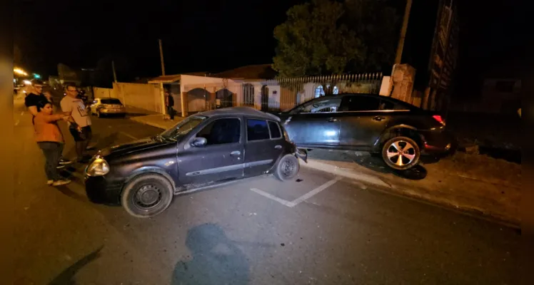 Colisão envolveu quatro carros na rua Aldo Vergani