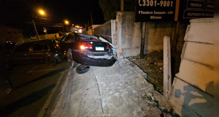 Colisão envolveu quatro carros na rua Aldo Vergani