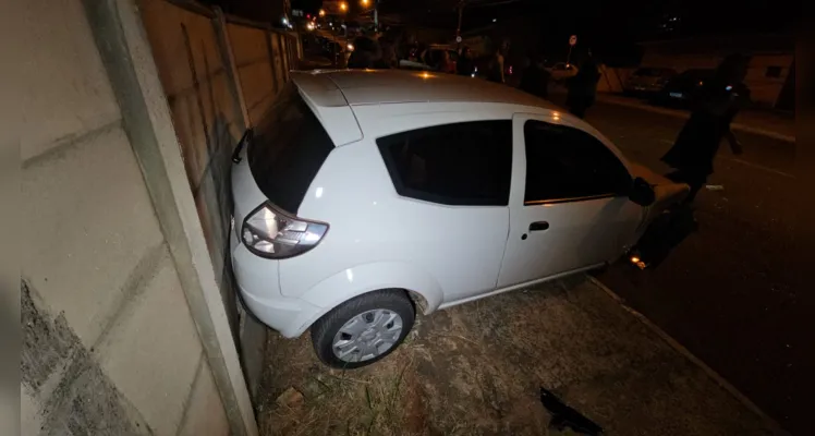 Colisão envolveu quatro carros na rua Aldo Vergani