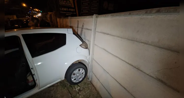 Colisão envolveu quatro carros na rua Aldo Vergani