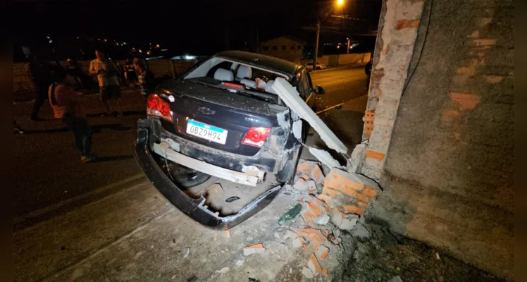 Colisão envolveu quatro carros na rua Aldo Vergani