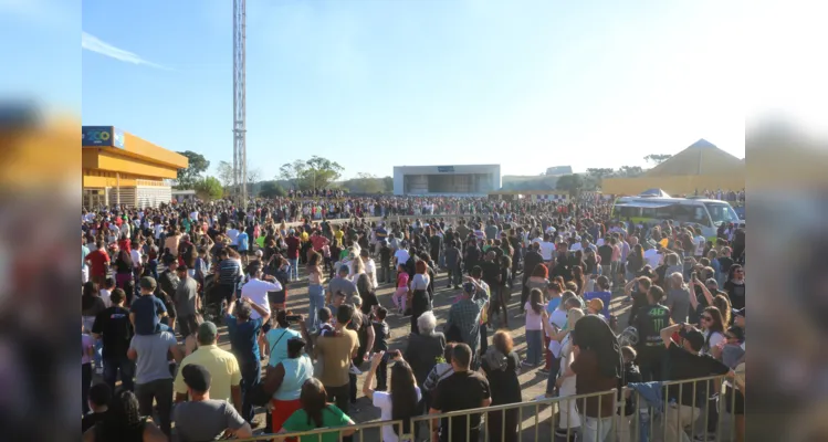 Milhares de pessoas acompanharam a apresentação