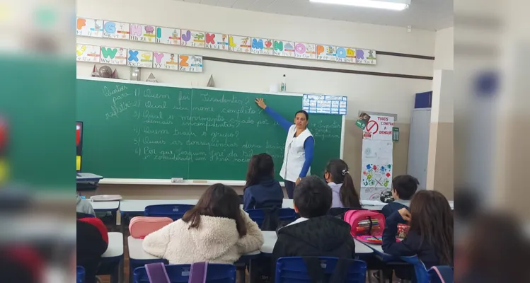 Inicialmente, a docente passou questões no quadro e transmitiu a videoaula do projeto Vamos Ler para nortear os estudos da turma.