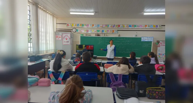 Inicialmente, a docente passou questões no quadro e transmitiu a videoaula do projeto Vamos Ler para nortear os estudos da turma.