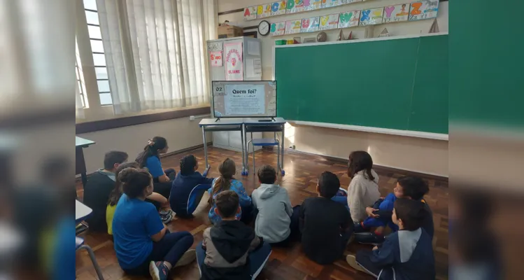 Inicialmente, a docente passou questões no quadro e transmitiu a videoaula do projeto Vamos Ler para nortear os estudos da turma.