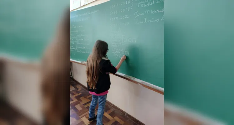 Entusiasmados com a proposta, a turma organizou a sala com a representação de uma urna, alunos na função de mesários e cadernos de votação.