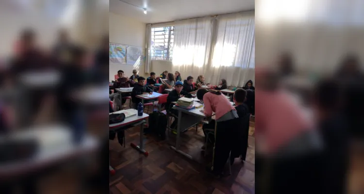 Entusiasmados com a proposta, a turma organizou a sala com a representação de uma urna, alunos na função de mesários e cadernos de votação.