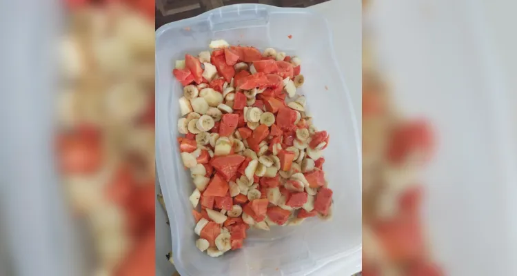 Como encerramento da proposta, a turma preparou e se deliciou com uma salada de frutas.