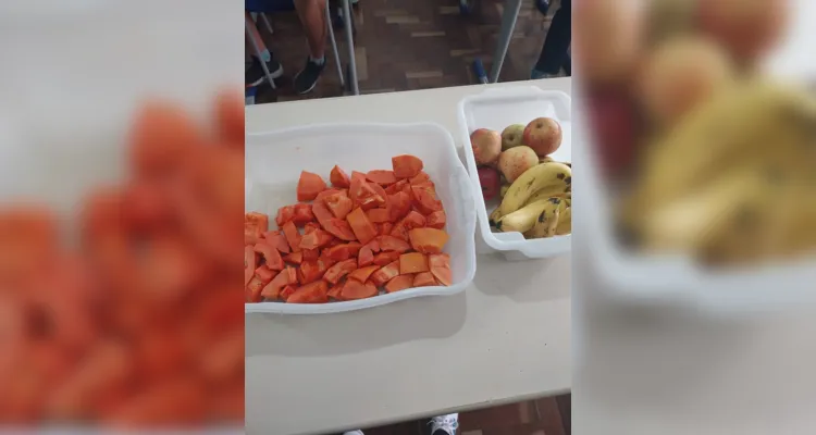 Como encerramento da proposta, a turma preparou e se deliciou com uma salada de frutas.