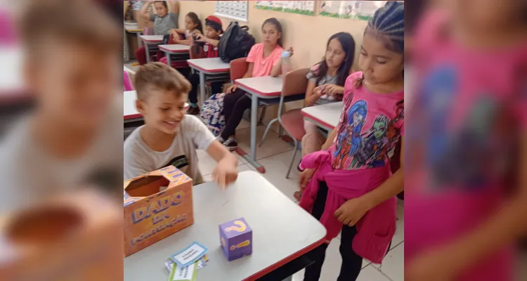 Proposta ensinou e divertiu educandos em sala.