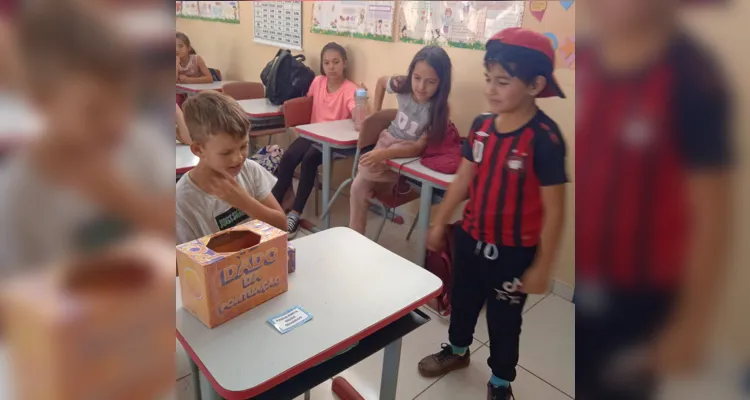 Proposta ensinou e divertiu educandos em sala.