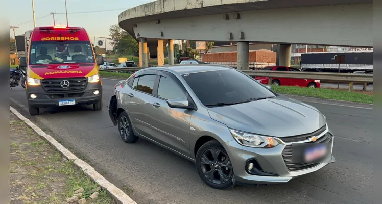 Motorista do carro permaneceu no  local do acidente para prestar atendimento ao motociclista