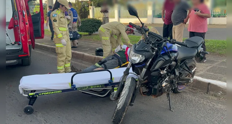 Motorista do carro permaneceu no  local do acidente para prestar atendimento ao motociclista