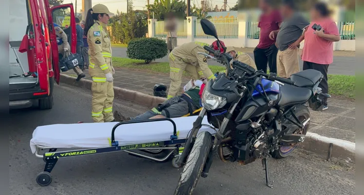 Motorista do carro permaneceu no  local do acidente para prestar atendimento ao motociclista