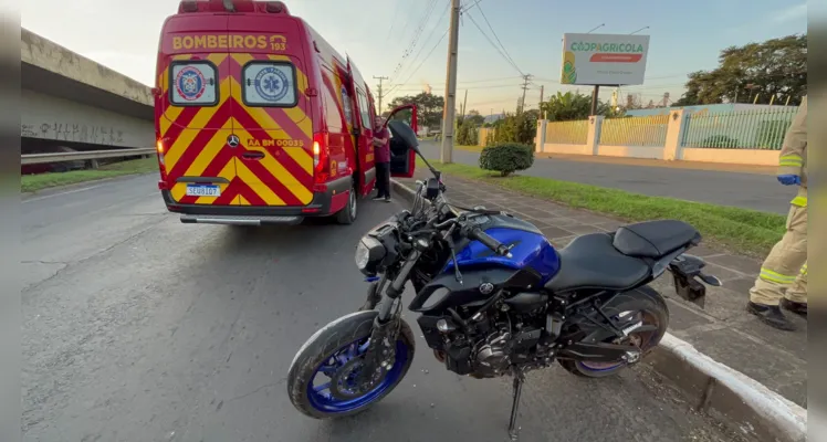 Motorista do carro permaneceu no  local do acidente para prestar atendimento ao motociclista