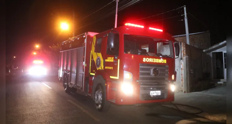 De acordo com vizinhos, a residência era habitada, mas estaria sem moradores no momento do incêndio