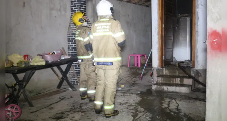 De acordo com vizinhos, a residência era habitada, mas estaria sem moradores no momento do incêndio