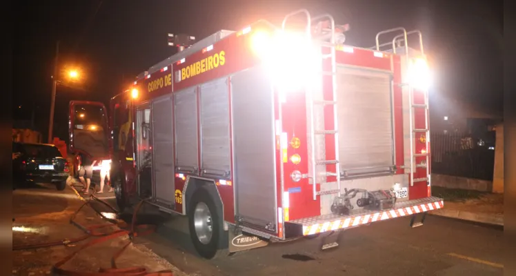 De acordo com vizinhos, a residência era habitada, mas estaria sem moradores no momento do incêndio