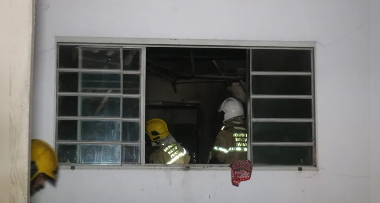 De acordo com vizinhos, a residência era habitada, mas estaria sem moradores no momento do incêndio