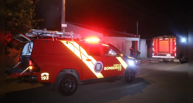 De acordo com vizinhos, a residência era habitada, mas estaria sem moradores no momento do incêndio