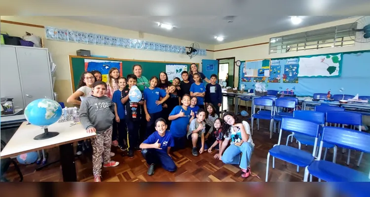 Com a execução da proposta, a turma elaborou cartazes, desenhos, representações de caravelas e naus portuguesas e realizou uma mostra de seus trabalhos para familiares e colegas da escola.