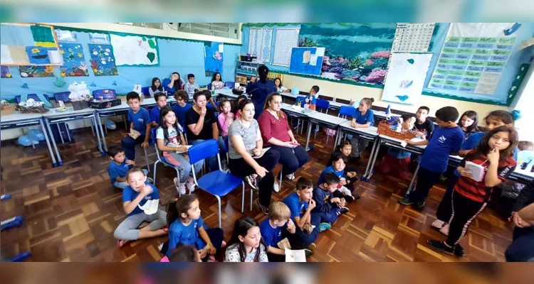 Com a execução da proposta, a turma elaborou cartazes, desenhos, representações de caravelas e naus portuguesas e realizou uma mostra de seus trabalhos para familiares e colegas da escola.