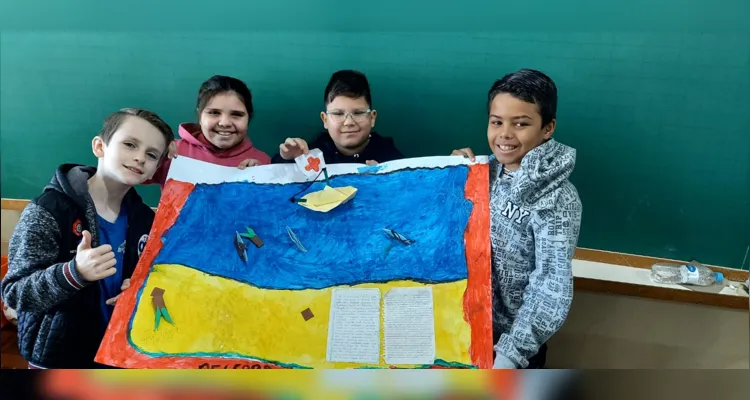 Com a execução da proposta, a turma elaborou cartazes, desenhos, representações de caravelas e naus portuguesas e realizou uma mostra de seus trabalhos para familiares e colegas da escola.