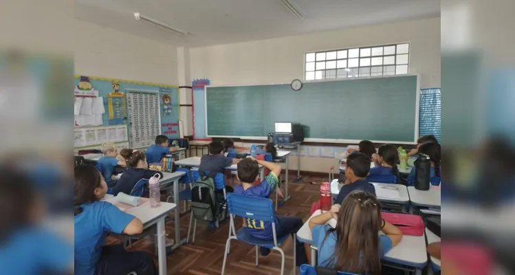 Após realizarem diversos estudos sobre a figura de Tiradentes, os alunos colocaram no papel uma síntese do conteúdo que aprenderam.