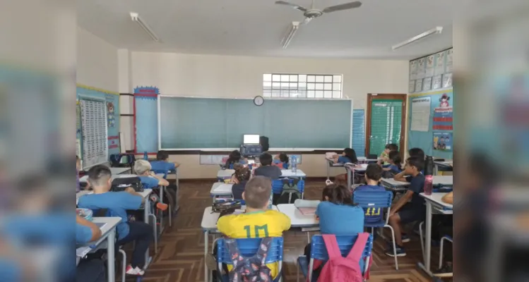 Após realizarem diversos estudos sobre a figura de Tiradentes, os alunos colocaram no papel uma síntese do conteúdo que aprenderam.