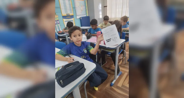 Após realizarem diversos estudos sobre a figura de Tiradentes, os alunos colocaram no papel uma síntese do conteúdo que aprenderam.