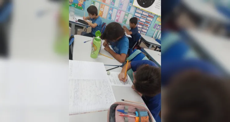 Após realizarem diversos estudos sobre a figura de Tiradentes, os alunos colocaram no papel uma síntese do conteúdo que aprenderam.