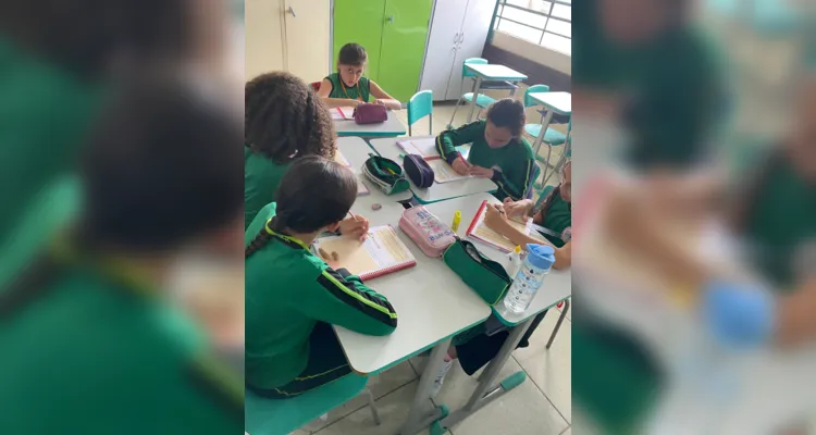 Educandos exploraram vários conceitos, como uso da apostila, para criação do seu informativo.