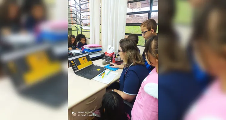 A dinâmica tem como intuito fomentar o interesse pela leitura através do uso de computadores e celulares.