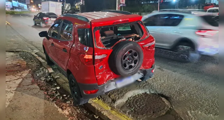 Veículo ficou com a traseira totalmente destruída