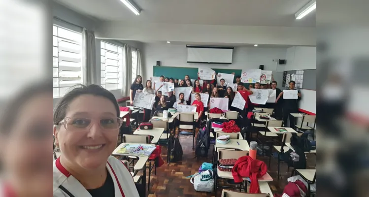 Demonstrando interesse em contribuir ativamente no combate à dengue, os alunos elaboraram diversos cartazes de conscientização.