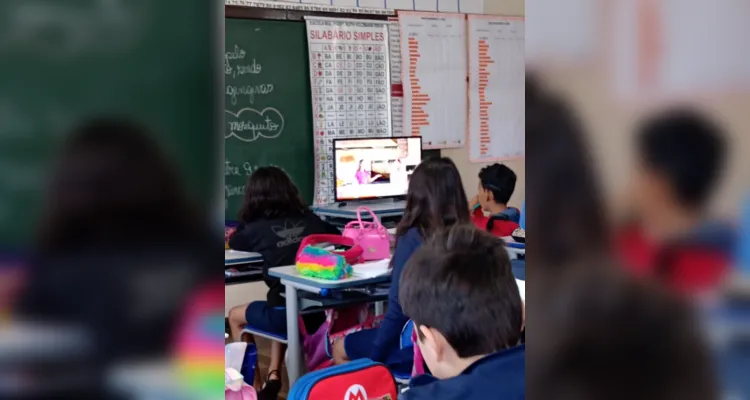 Através do conteúdo estudado em sala, os alunos partiram para a confecção da representação do mosquito Aedes aegypti.