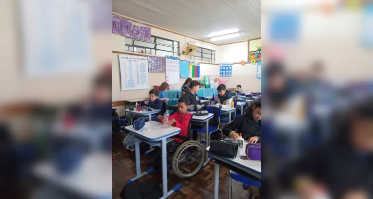 Através do conteúdo estudado em sala, os alunos partiram para a confecção da representação do mosquito Aedes aegypti.