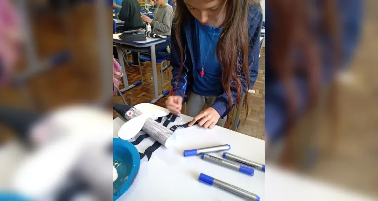 Através do conteúdo estudado em sala, os alunos partiram para a confecção da representação do mosquito Aedes aegypti.