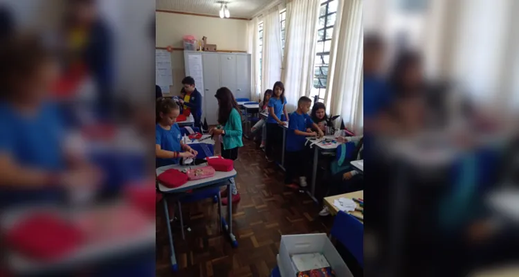 Através do conteúdo estudado em sala, os alunos partiram para a confecção da representação do mosquito Aedes aegypti.