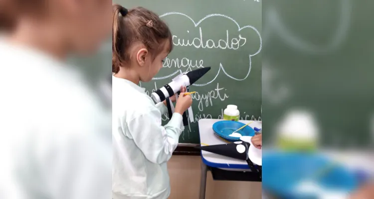 Através do conteúdo estudado em sala, os alunos partiram para a confecção da representação do mosquito Aedes aegypti.