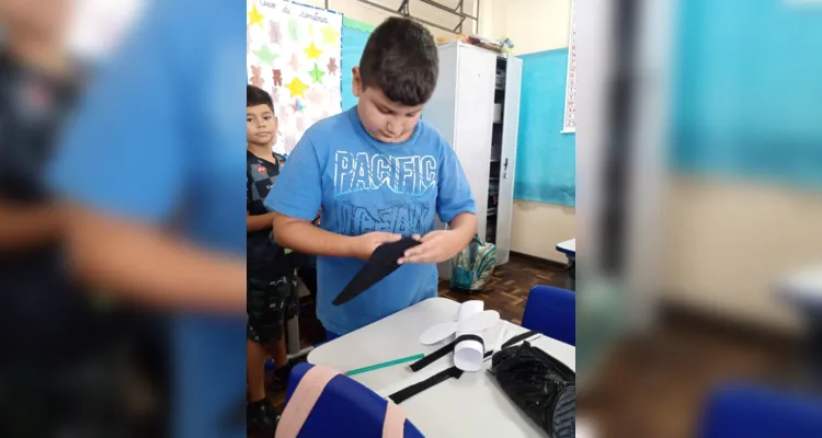 Através do conteúdo estudado em sala, os alunos partiram para a confecção da representação do mosquito Aedes aegypti.