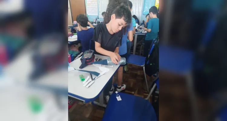 Através do conteúdo estudado em sala, os alunos partiram para a confecção da representação do mosquito Aedes aegypti.