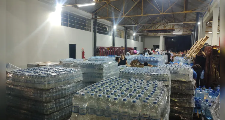 Bombeiros estão recebendo as doações para as vítimas do Rio Grande do Sul