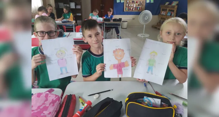 Em sala de aula os alunos realizaram inúmeras atividades, envolvendo desenhos e elaboração de acrósticos.