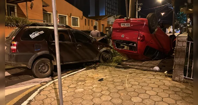 Acidente aconteceu na madrugada deste sábado (20) 