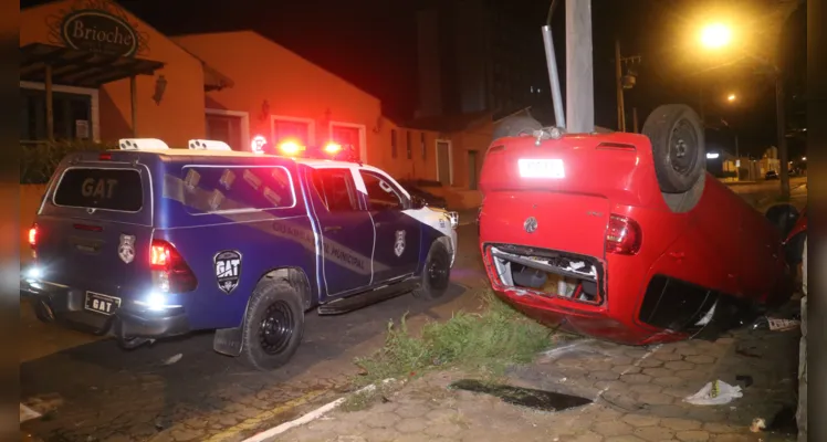 Acidente aconteceu na madrugada deste sábado (20) 