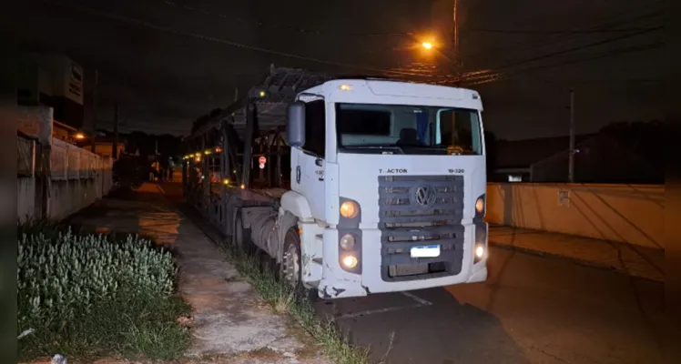 'Cegonheira' se envolve em acidente com carro no Uvaranas