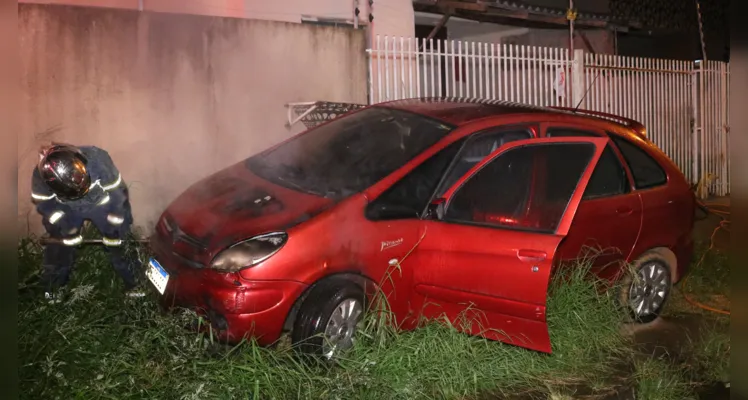 Bombeiros são acionados para apagar incêndio em veículo 